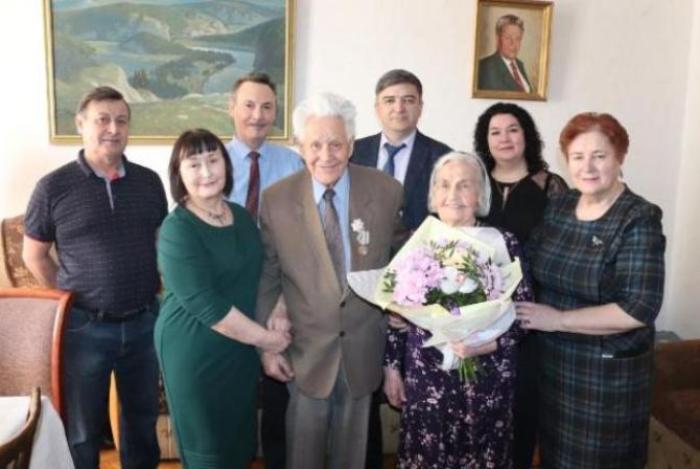 В Кировском районе поздравляют юбиляров супружеской жизни